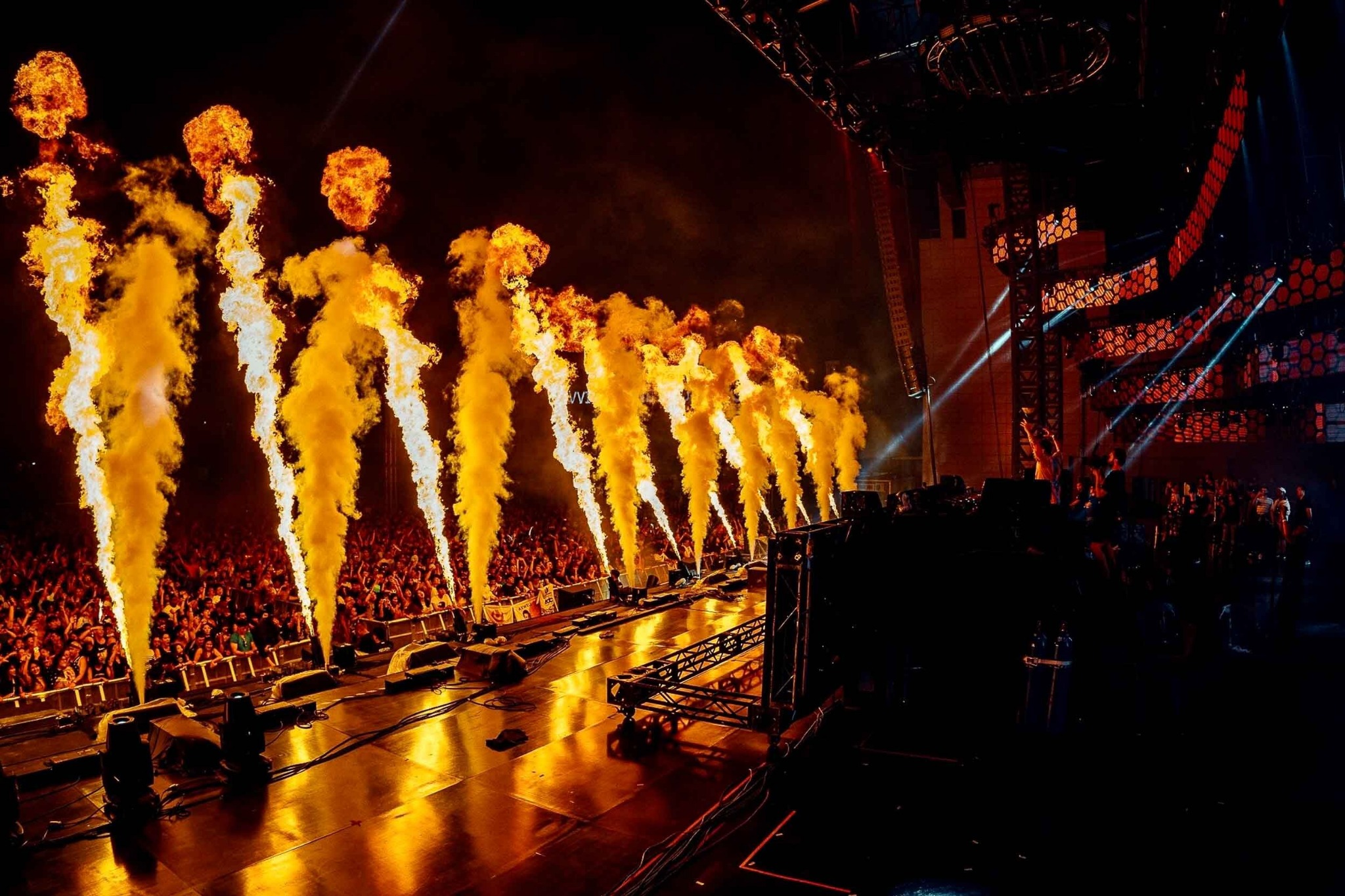 Live flame effects production
